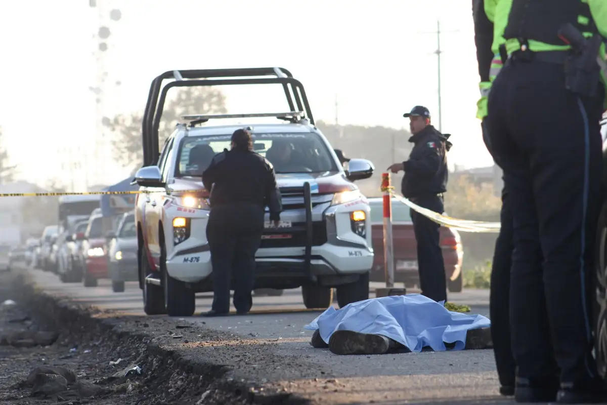 Localizan a un hombre sin vida a un costado de la carretera México-Puebla