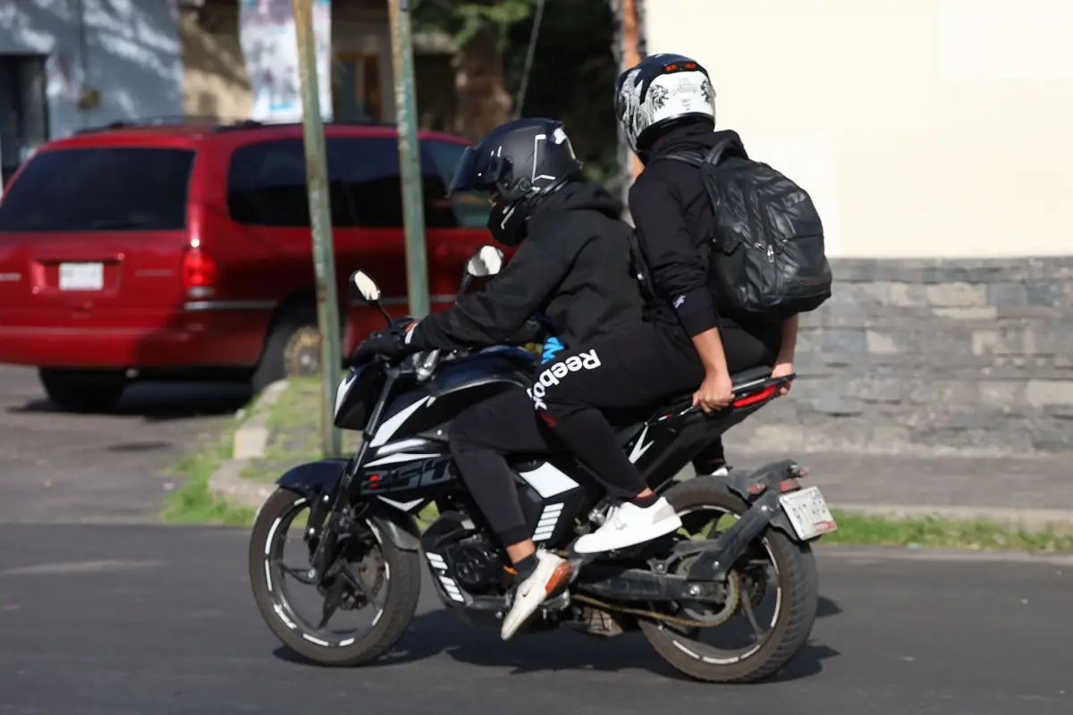 Morena propone que solo una persona viaje en motocicleta en Puebla para combatir delitos