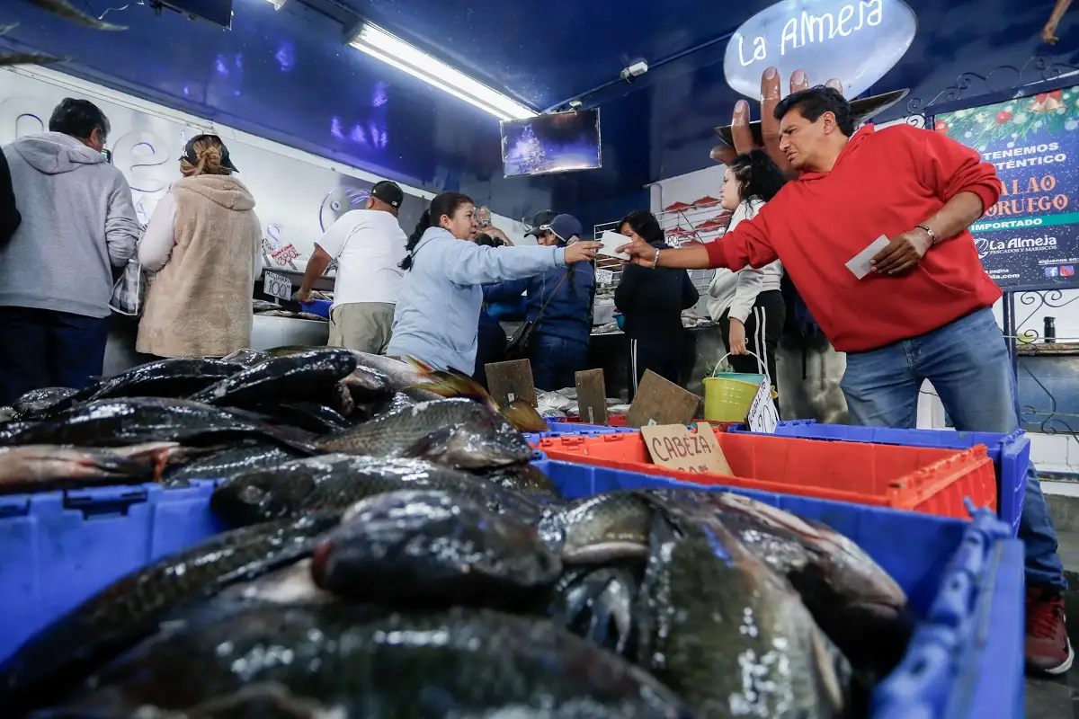 Poblanos abarrotan la 18 Poniente para comprar pescados y mariscos