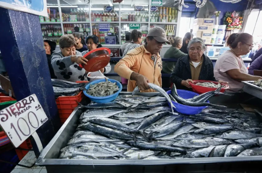  Poblanos abarrotan la 18 Poniente para comprar pescados y mariscos