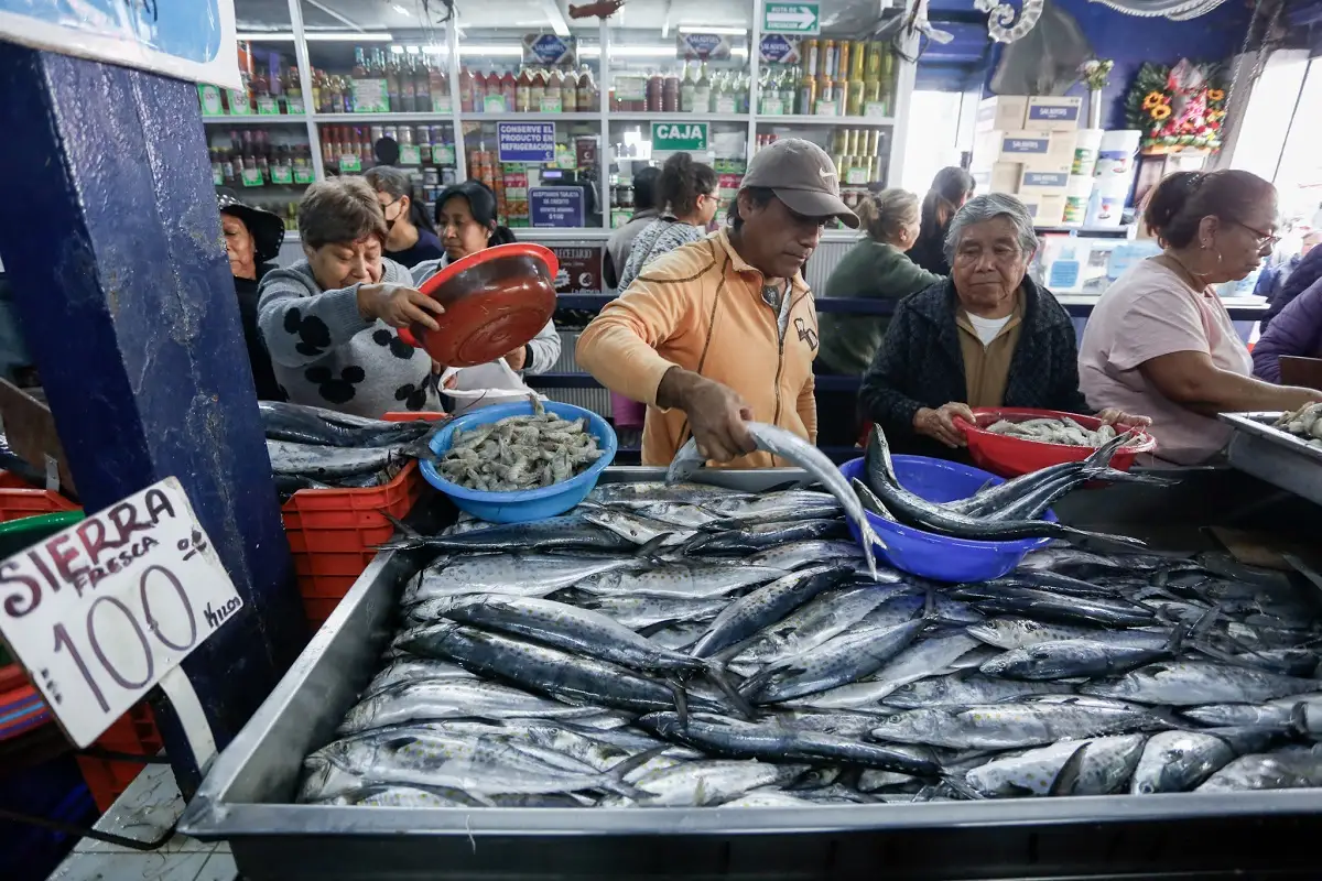 Poblanos abarrotan la 18 Poniente para comprar pescados y mariscos