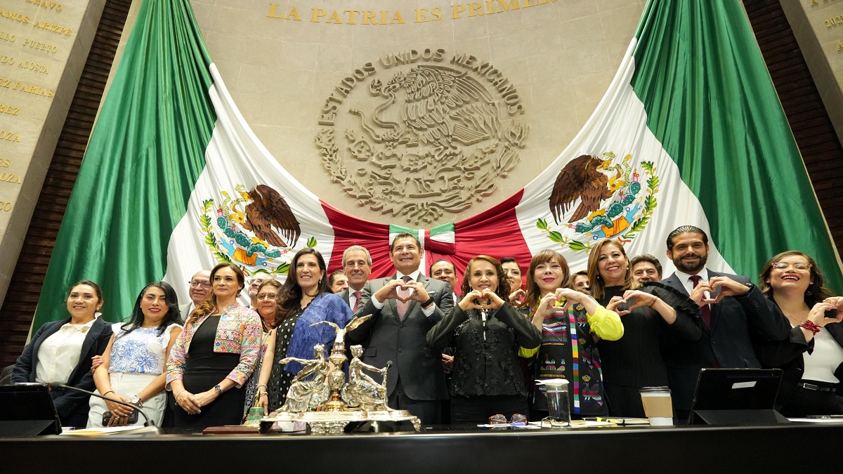 Presentes Armenta y Chedraui en la Cámara de Diputados por el 494 Aniversario de la Fundación de la Ciudad de Puebla