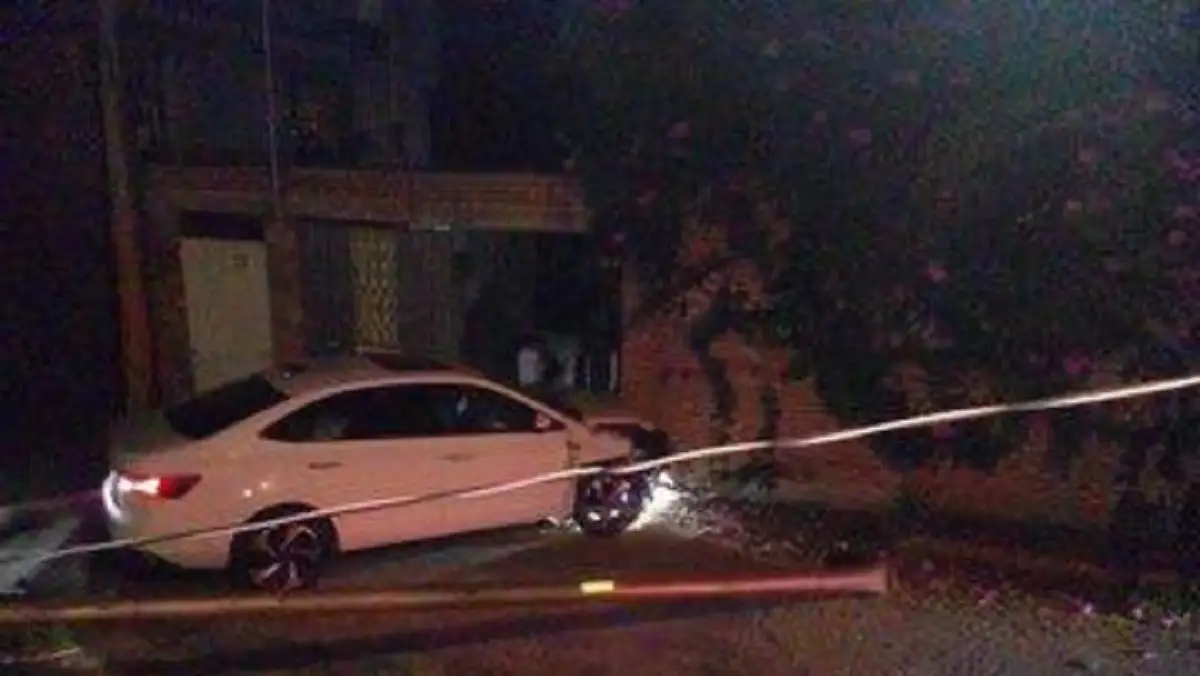 Roban un automóvil y terminan en una barranca en la Romero Vargas