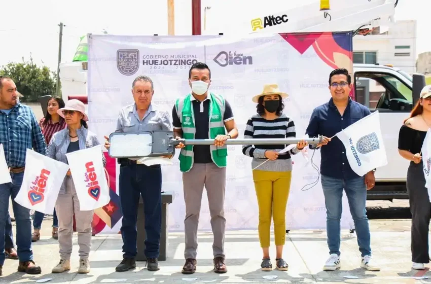  Roberto Solís arranca el programa de alumbrado en la unidad habitacional «Magisterial» de Huejotzingo