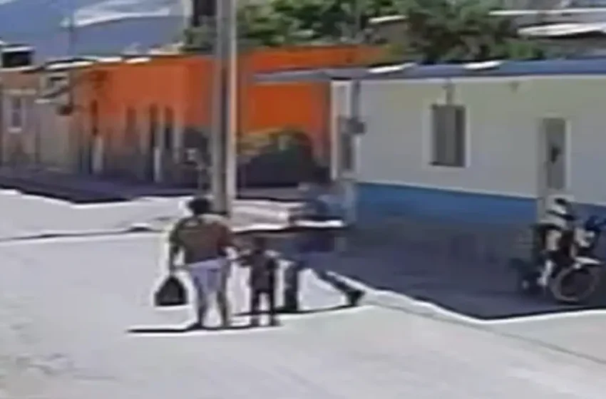  VIDEO: Mujer es agredida brutalmente frente a su hijo por su exmarido