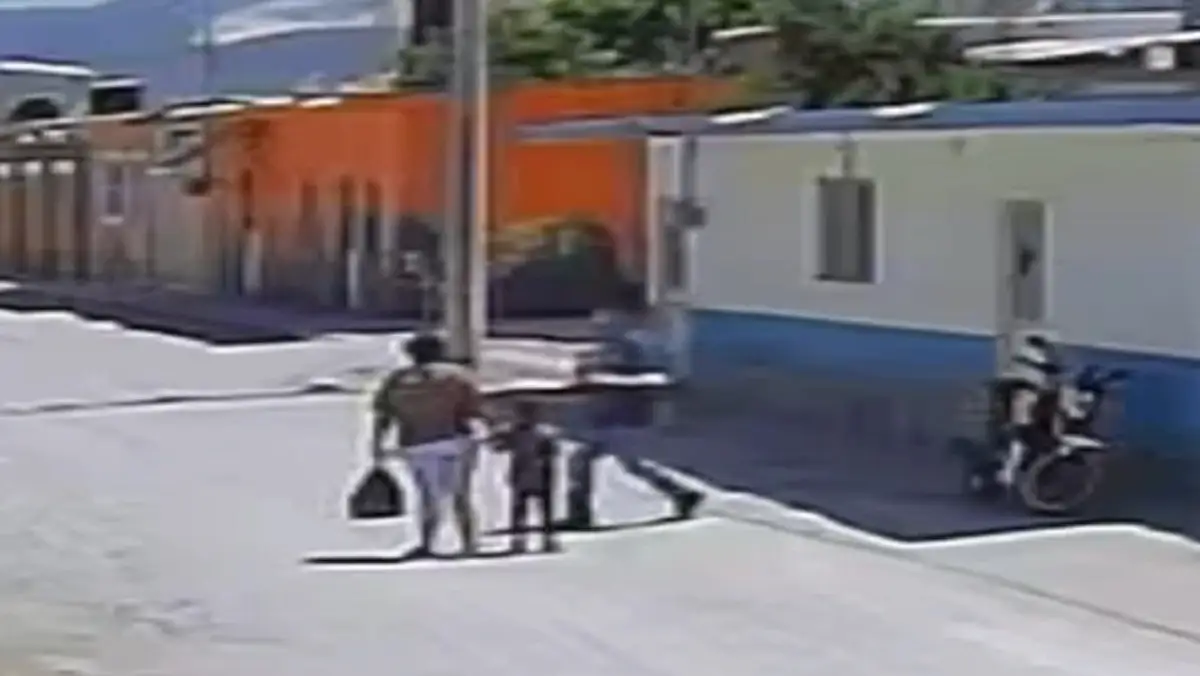 VIDEO Mujer es agredida brutalmente frente a su hijo por su exmarido