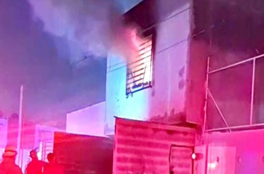  Hombre muere calcinado en Tehuacán tras atrincherarse e incendiar su casa para evitar ser anexado