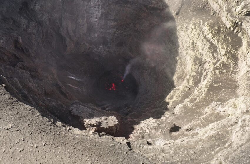  Alpinista se asoma al cráter del Popocatépetl y capta foto impresionante desde las entrañas del volcán