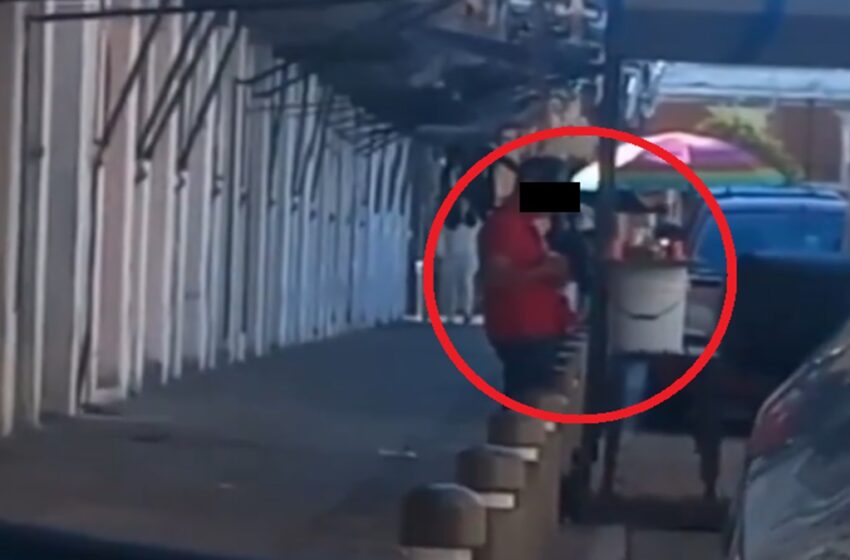  ¡Indignación en El Parián! Captan a vendedor escupiendo y adulterando gelatinas