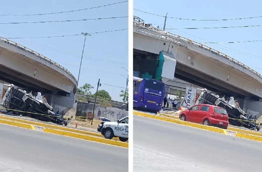  Cae un tráiler del puente del Periférico Ecológico, el chofer resultó lesionado