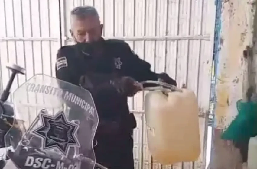  Captan a policías ordeñando gasolina de motocicletas oficiales en Tecamachalco