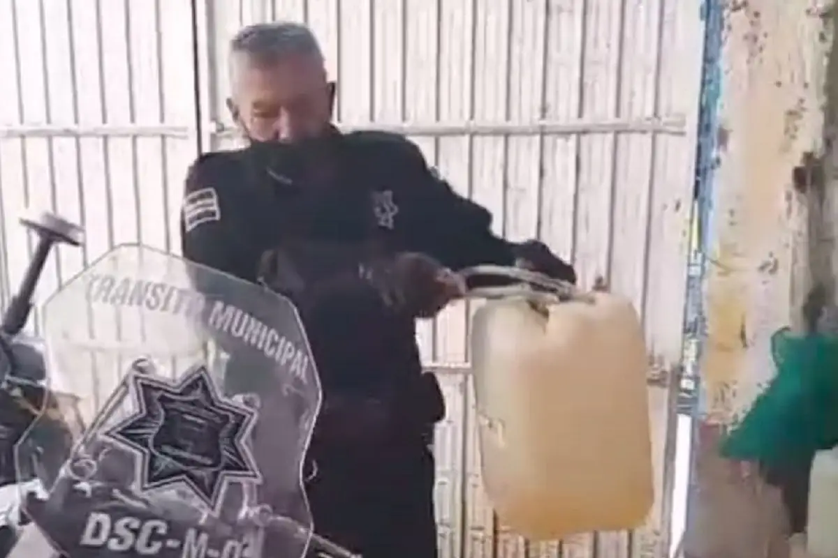 Captan a policías ordeñando gasolina de motocicletas oficiales
