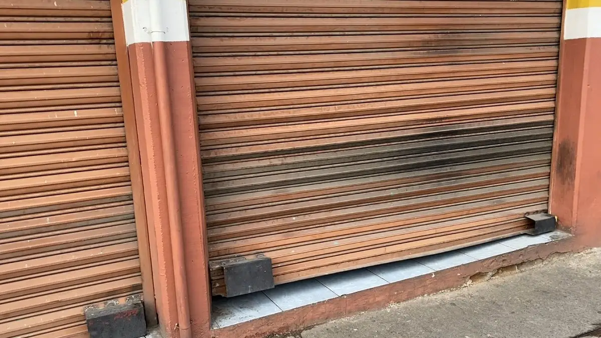 Dan cortinazo a un negocio y roban utensilios de cocina