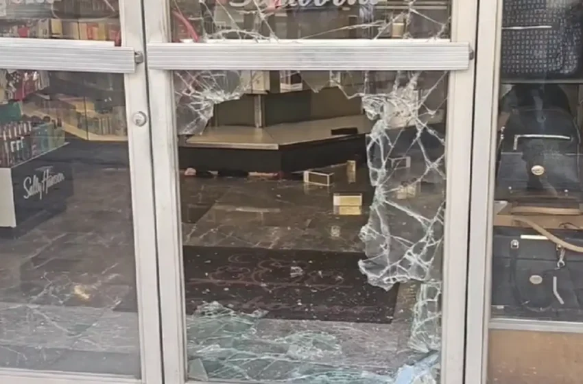  Dan cristalazo a Sanborns del Centro Histórico de Puebla