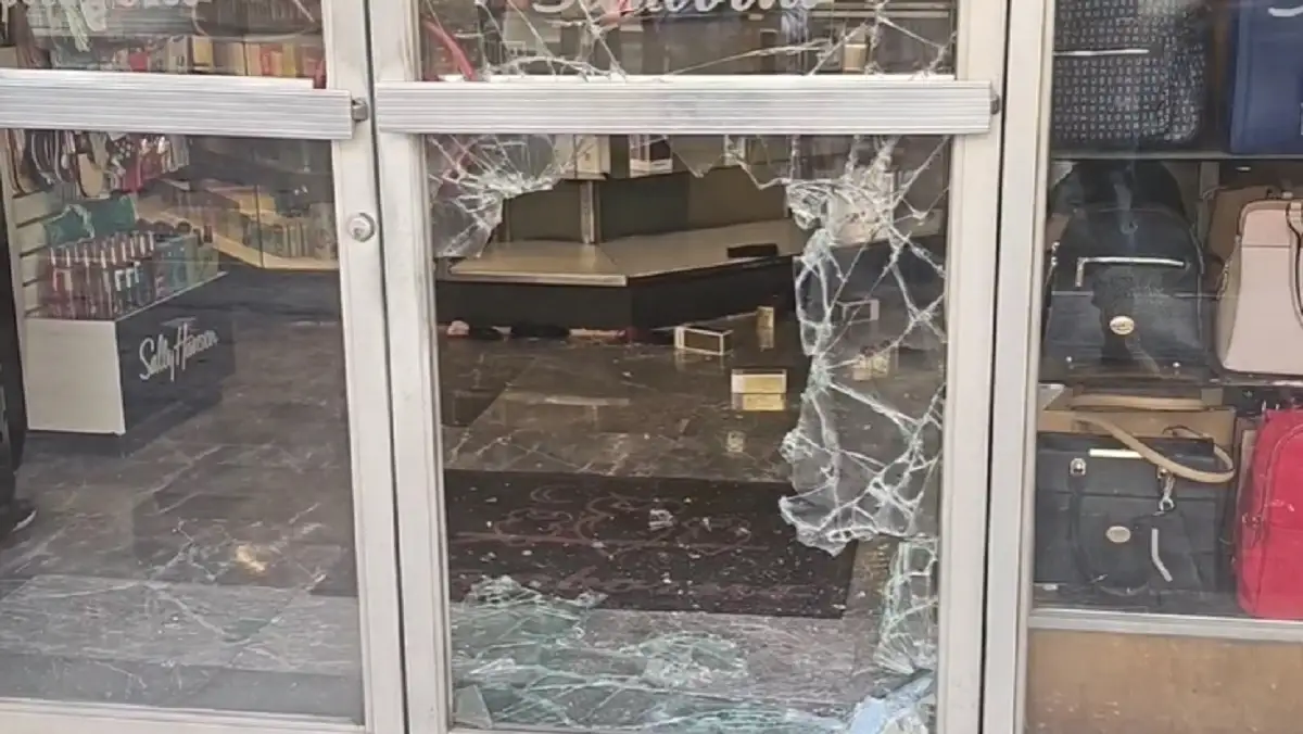 Dan cristalazo a Sanborns del Centro Histórico de Puebla