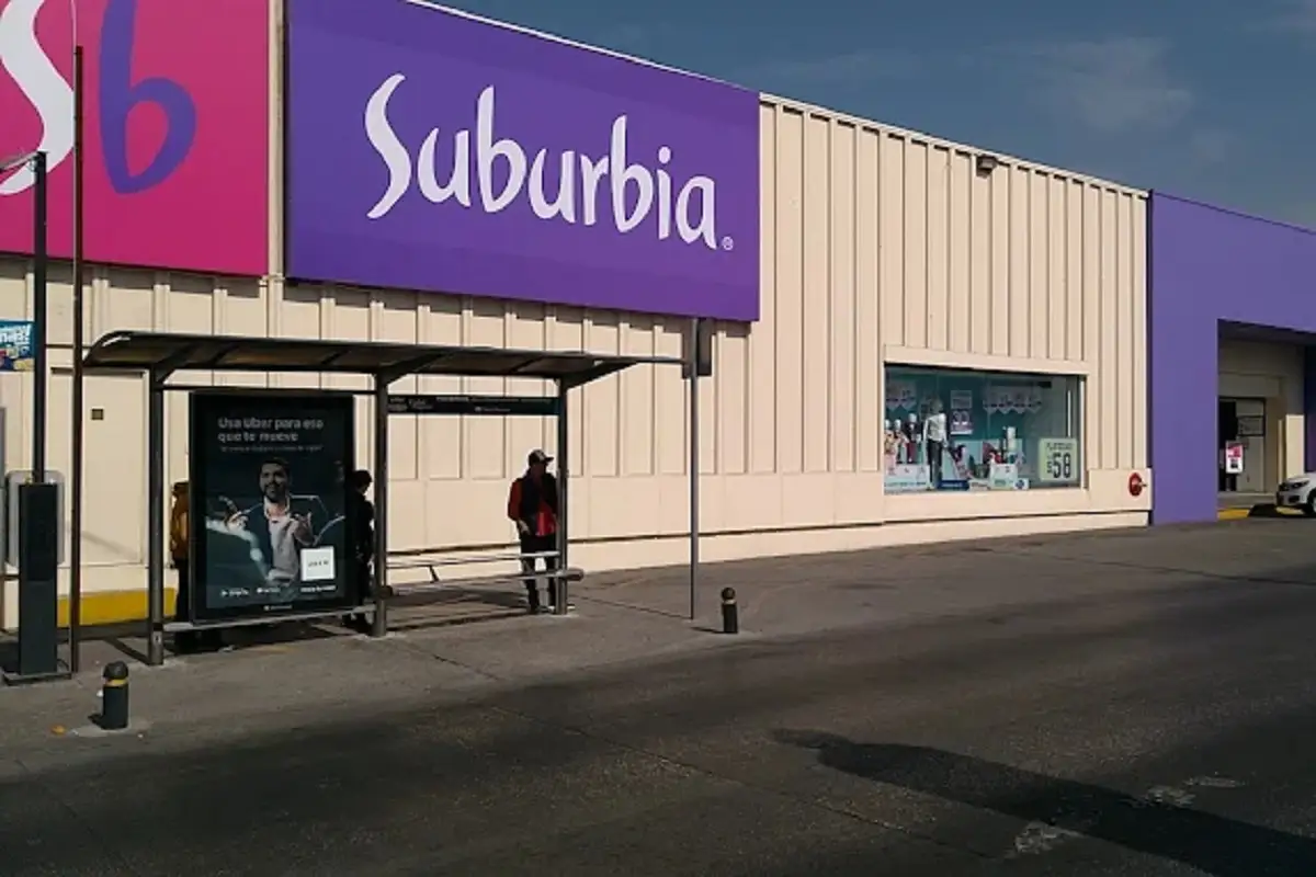 Detienen a dos delincuentes que robaron en el Suburbia de Reforma Sur