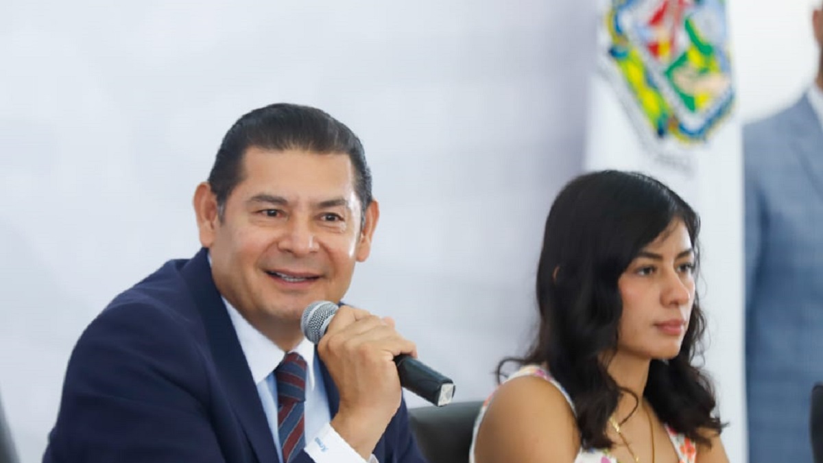 "Mega obras, no mega saqueos; mega obras, no mega deudas": Armenta