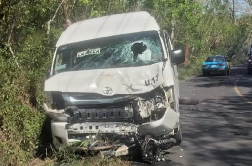  Muere motociclista tras chocar de frente contra una combi en Venustiano Carranza