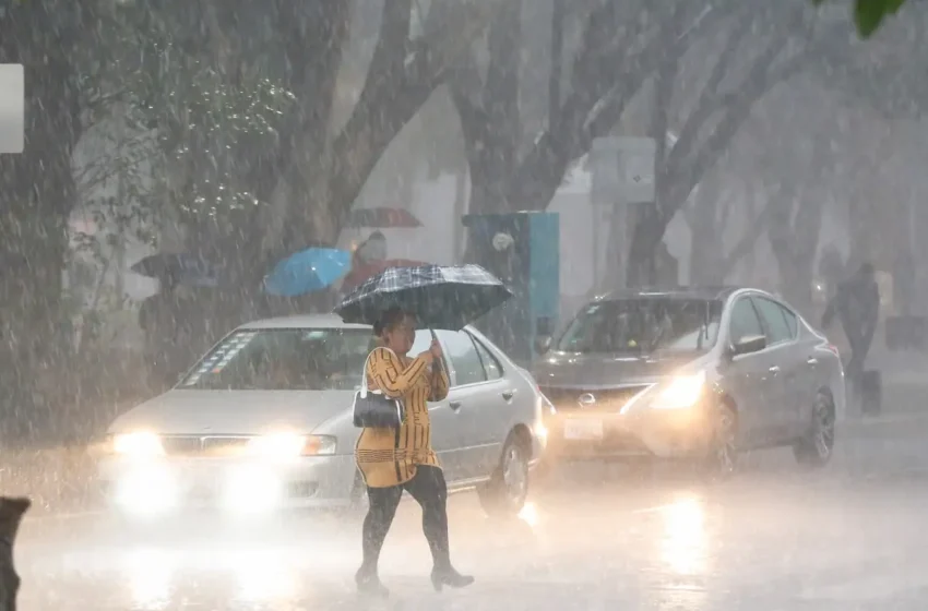  Poblanos toman medidas de prevención al conducir en las calles ante la lluvia