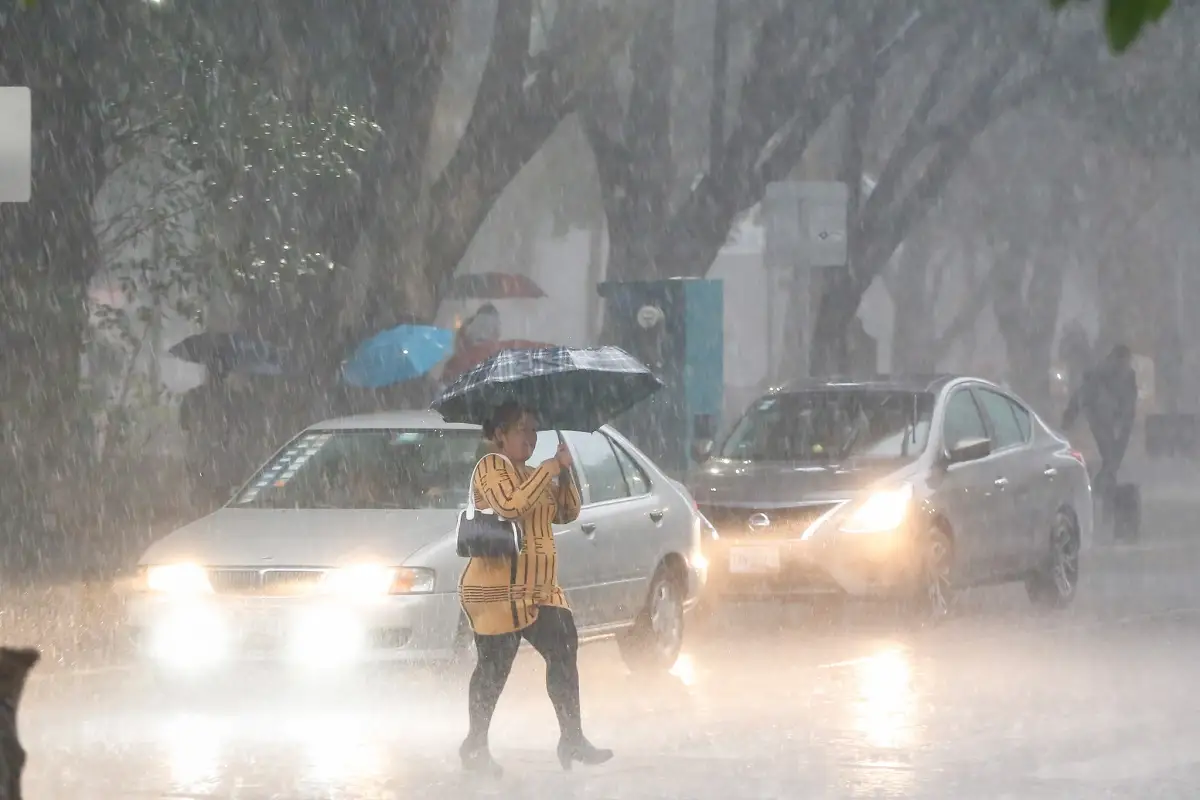 Poblanos toman medidas de prevención al conducir en las calles ante la lluvia