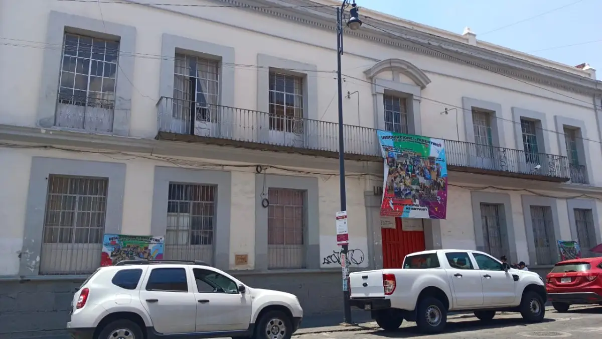 Roban pantallas y equipo tecnológico en la primaria Himno Nacional