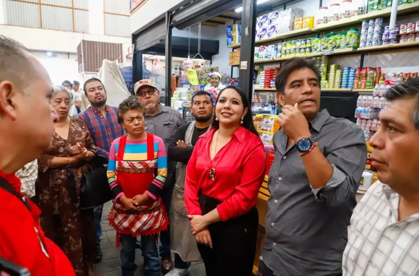  Tonantzin Fernández escucha y dialoga con comerciantes del Tianguis Xixitla