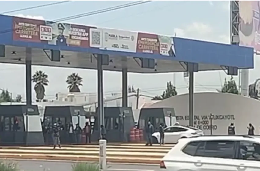  Bikers toman la caseta Puebla-Atlixco tras ser bloqueados para dialogar con Sheinbaum