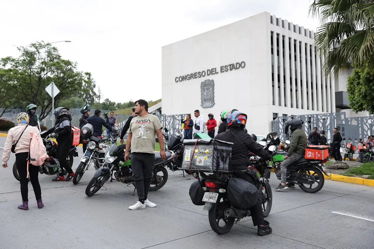 Congreso de Puebla aprueba reforma que obliga a motociclistas a portar palca en caso y chaleco a repartidores 