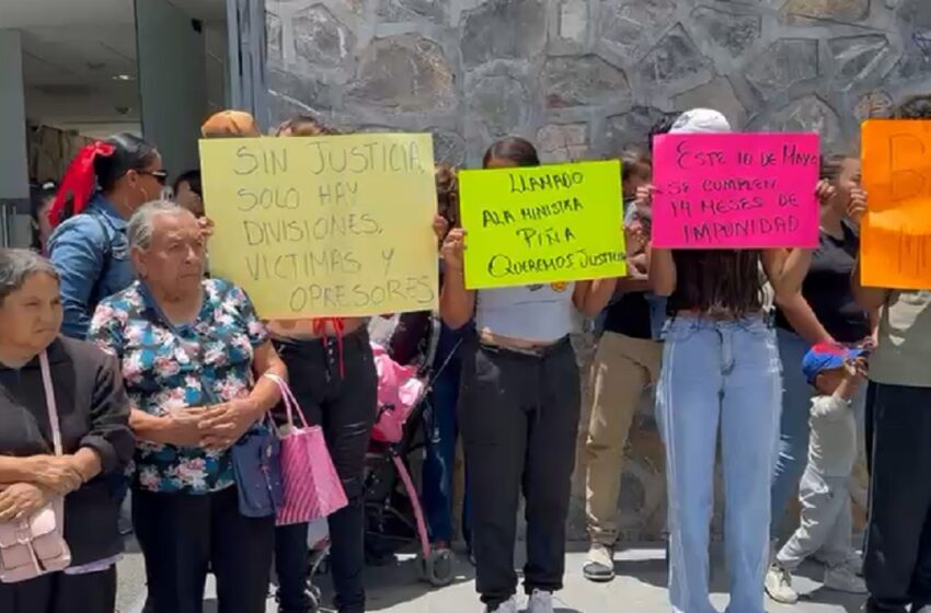 Difieren audiencia de Irene Olea; llega sin abogado y evade a manifestantes