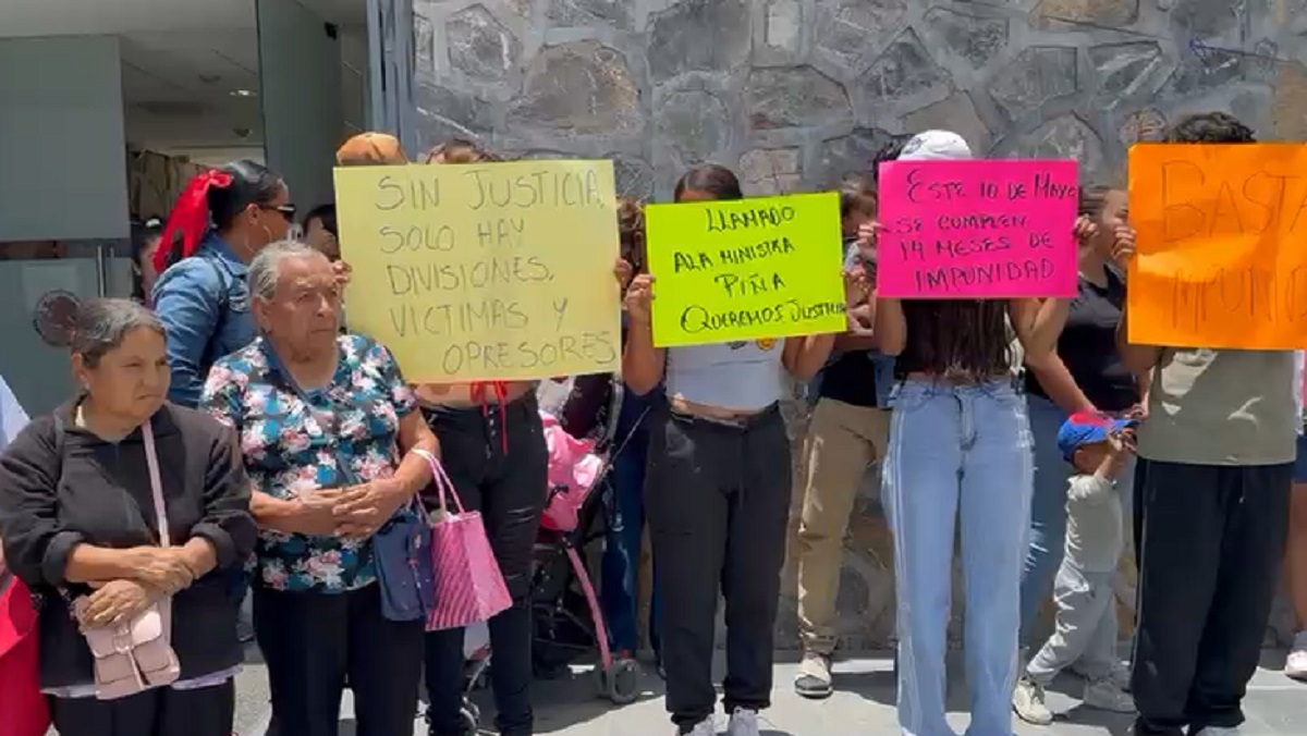 Difieren audiencia de Irene Olea; llega sin abogado y evade a manifestantes