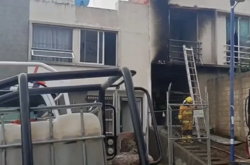  Se incendia casa en el fraccionamiento Galaxias de Almecatla; mueren dos mujeres