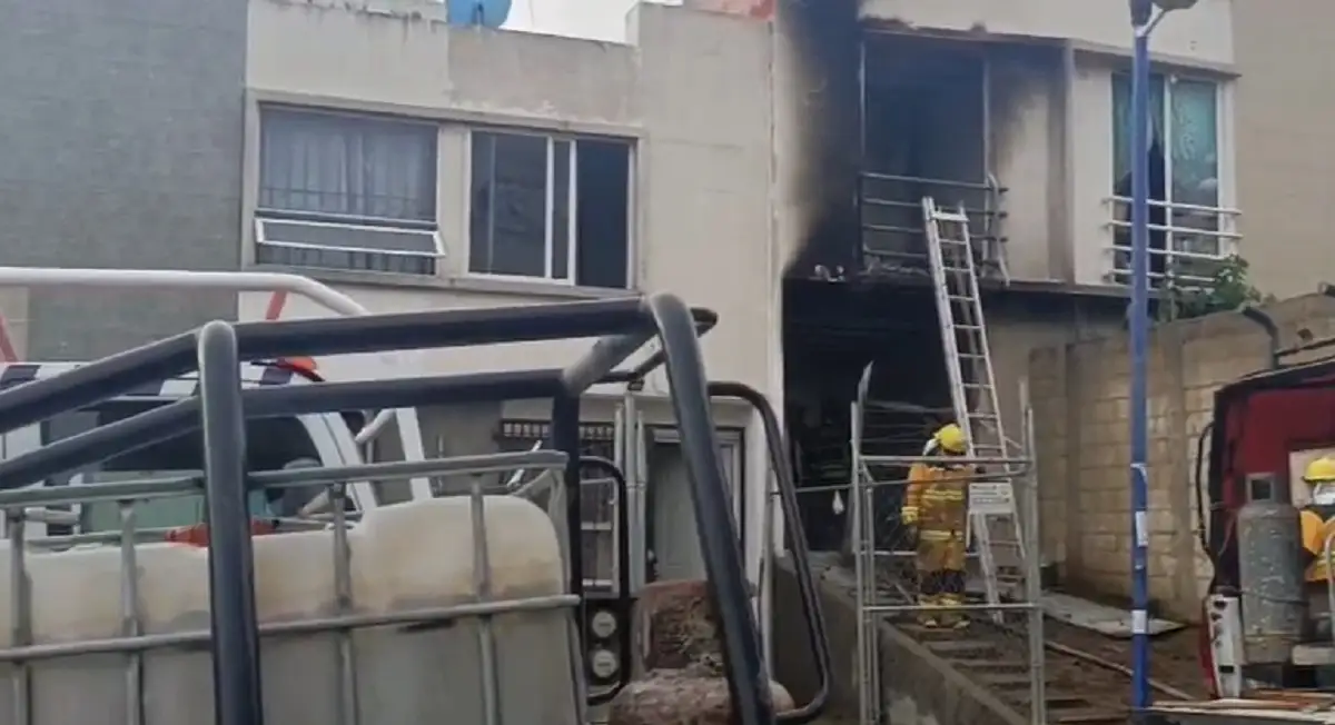 Se incendia casa en el fraccionamiento Galaxias de Almecatla