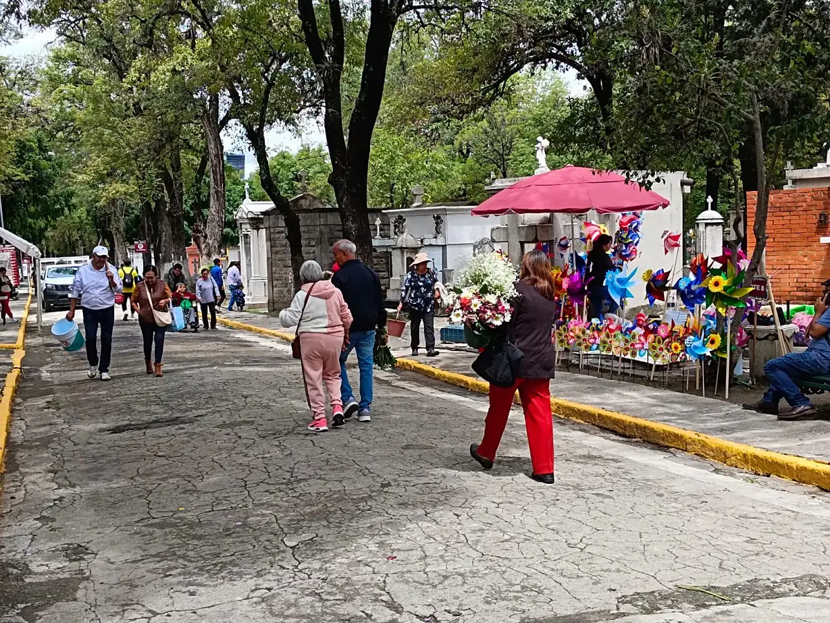 Familias visitan a sus padres en el Panteón Municipal