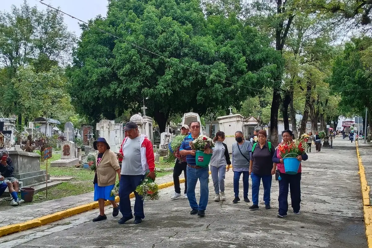 Familias visitan a sus padres en el Panteón Municipal