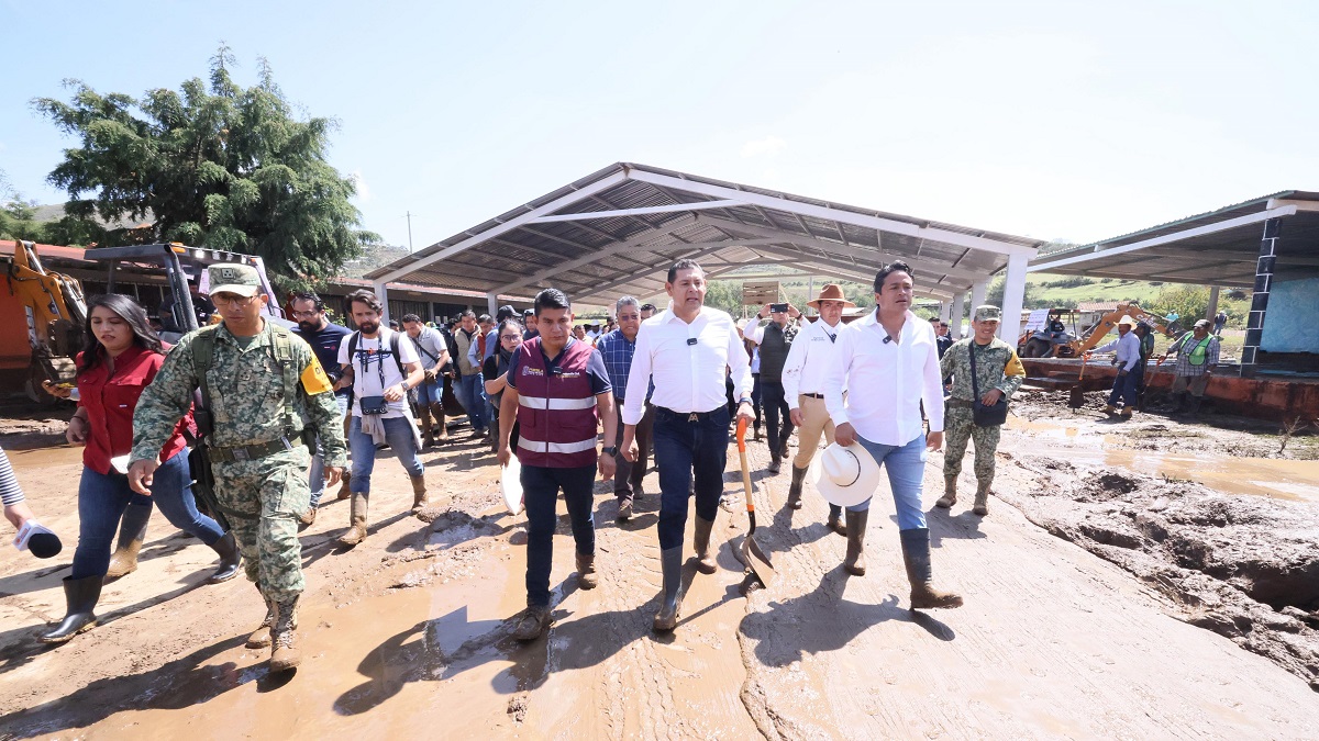 Gobernador Armenta y fuerzas de seguridad nacional, estatal y municipal atienden personalmente y compromete reposición de 70 viviendas afectadas por tromba