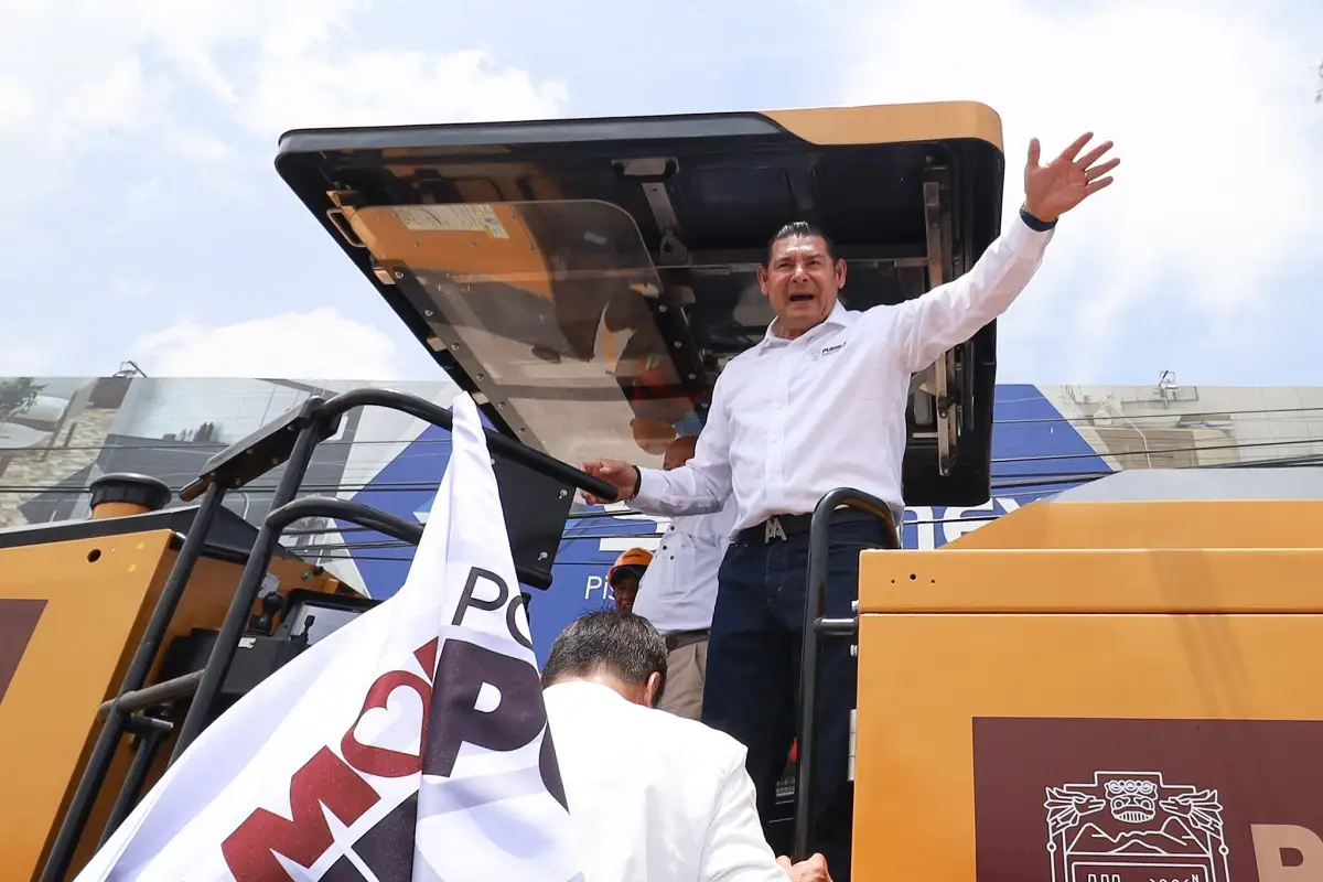 Inicia Armenta rehabilitación de carretera San Francisco Totimehuacan con asfalto que donó Pemex     