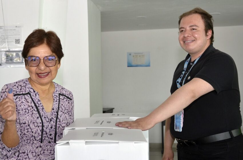  La Rectora Lilia Cedillo emitió su voto para la elección del nuevo Consejo Universitario