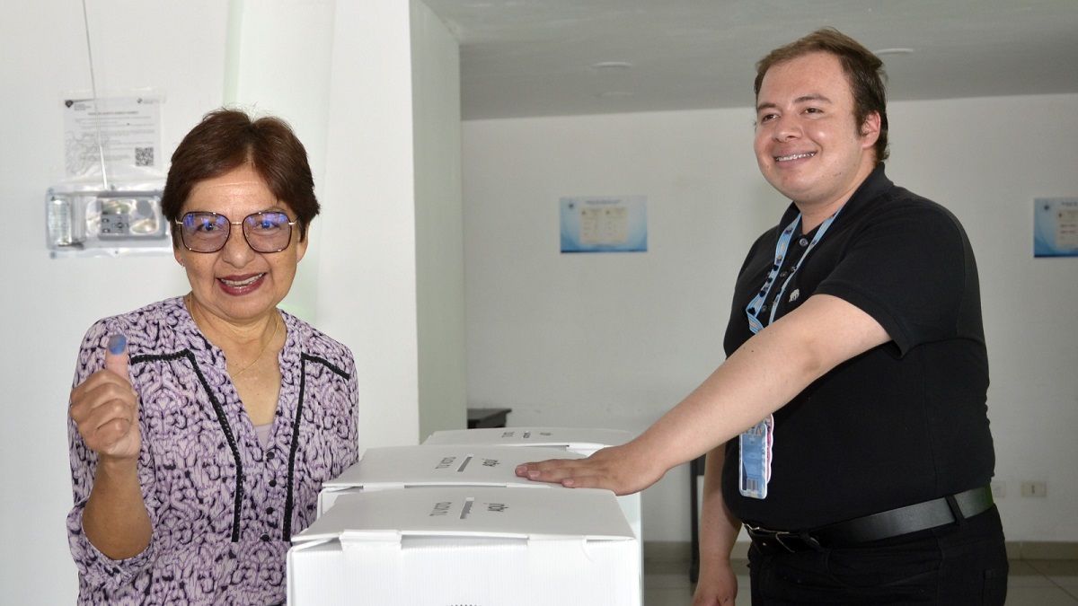 La Rectora Lilia Cedillo emitió su voto para la elección del nuevo Consejo Universitario