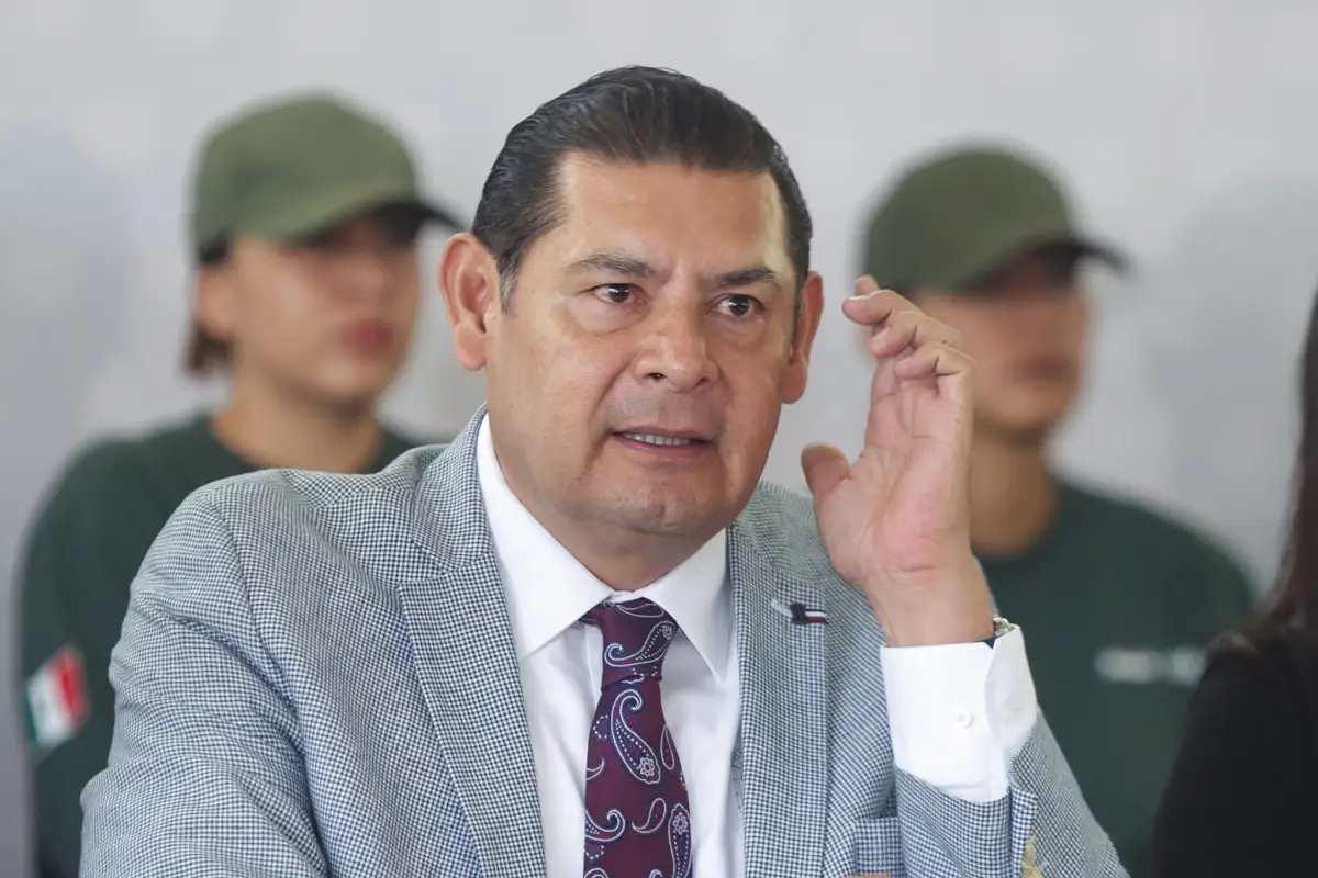 “No existe línea hacia el Congreso”. Armenta se posiciona por el uso de casco con número de placa 