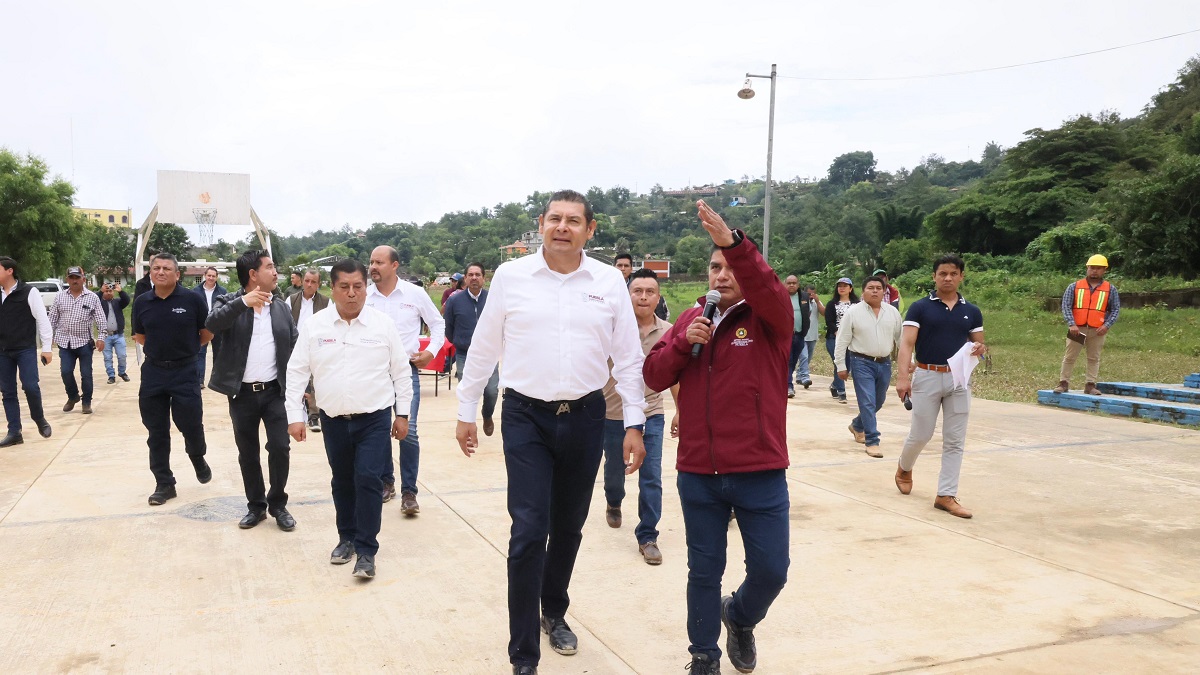 Respuesta inmediata del Gobierno de Puebla ante derrumbe en carretera de Eloxochitlán