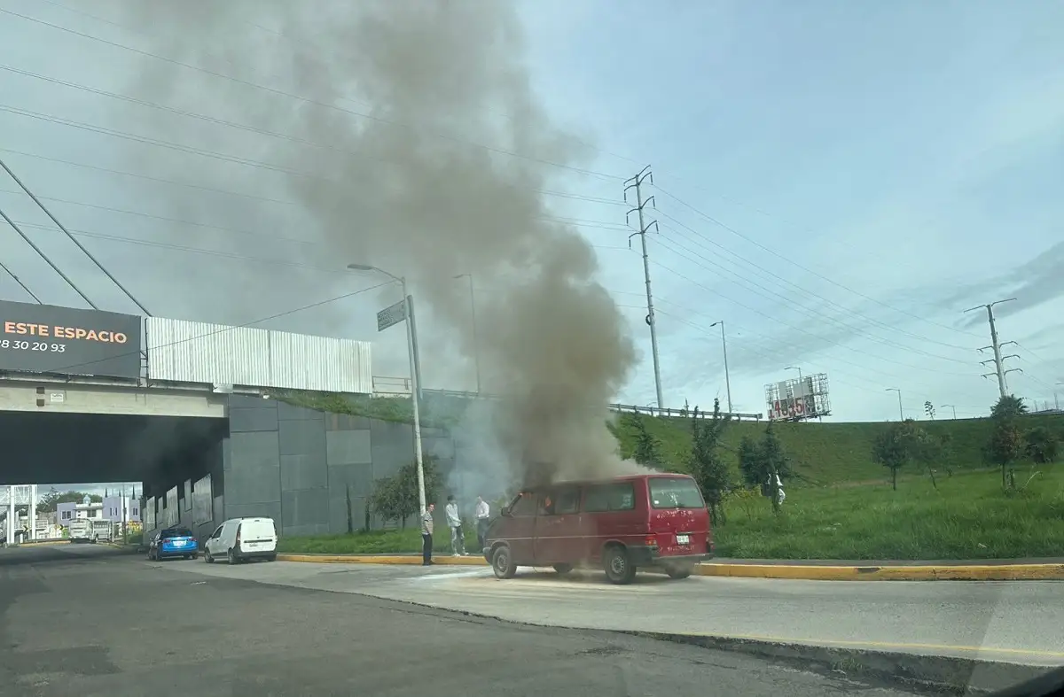 Vuelca automóvil y se incendia camioneta en la ciudad de Puebla