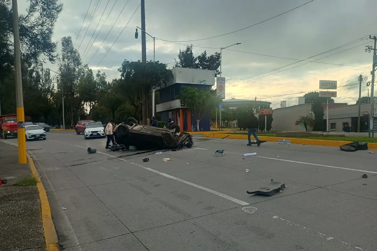 Vuelca automóvil y se incendia camioneta en la ciudad de Puebla
