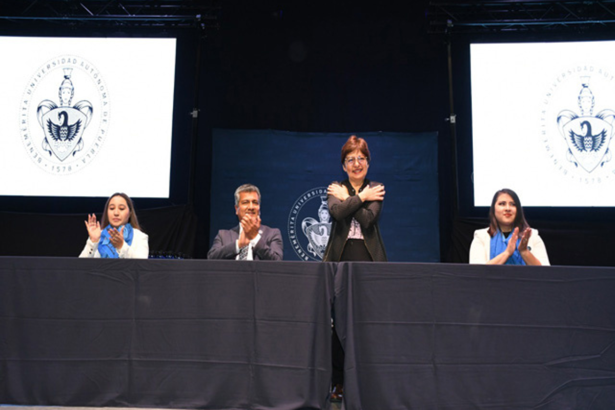 Rectora Lilia Cedillo preside ceremonias de graduación en el CCU.