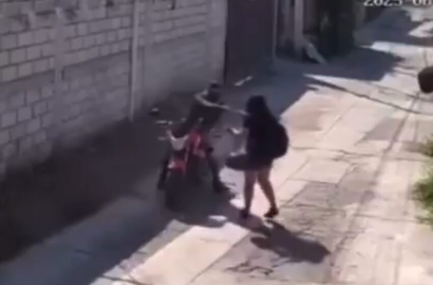  VIDEO: Motoladrón asalta a jovencita en Izúcar de Matamoros; cámaras captan el atraco