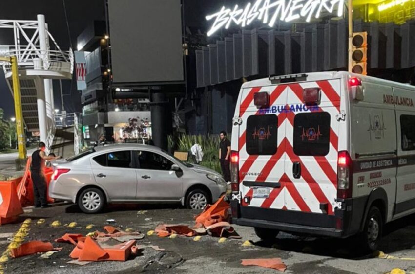  Impactante choque en Plaza Kentro en Vía Atlixcáyotl deja auto destrozado