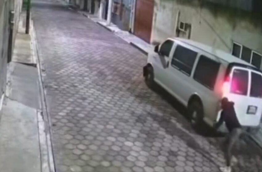  Roban camioneta del “Grupo Jalado” en San Pedro Cholula; todo quedó grabado (VIDEO)