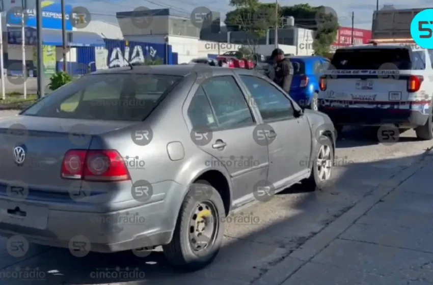  Abandonan automóvil con placas del Estado de México en San Ramón