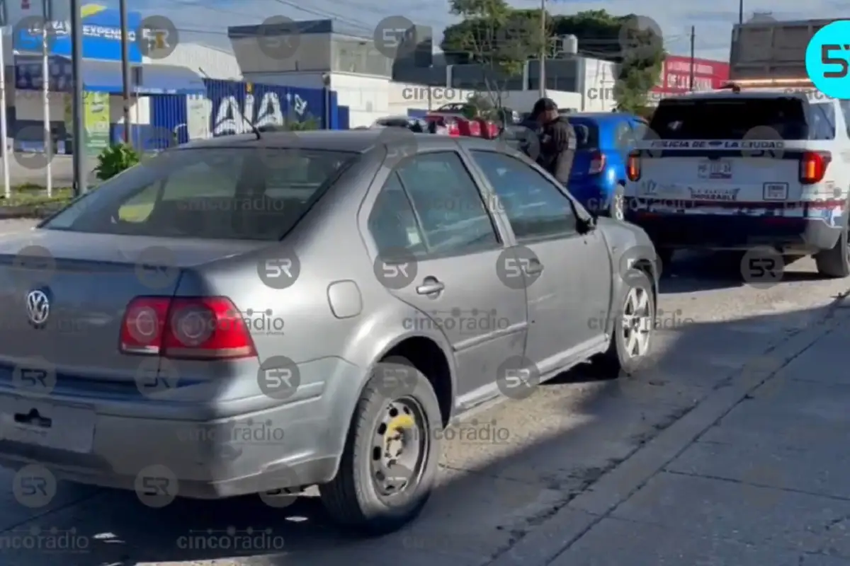 Abandonan automóvil con placas del Estado de México en San Ramón