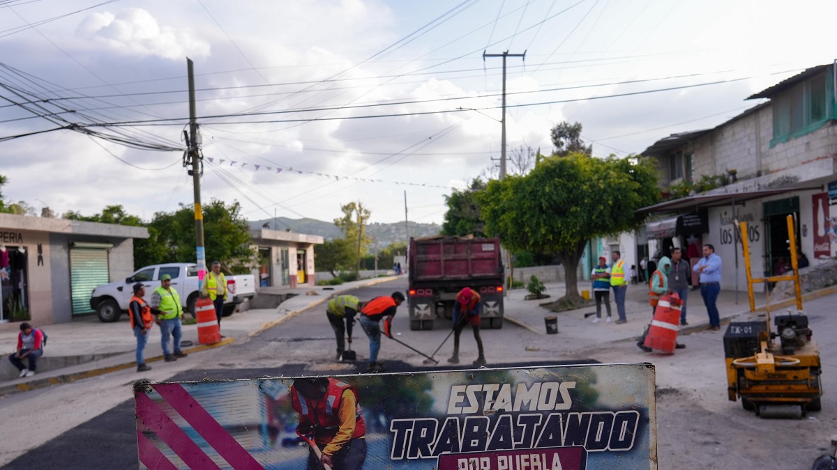 Avanza Gobierno de la Ciudad con Campaña de Bacheo en San Andrés Azumiatla
