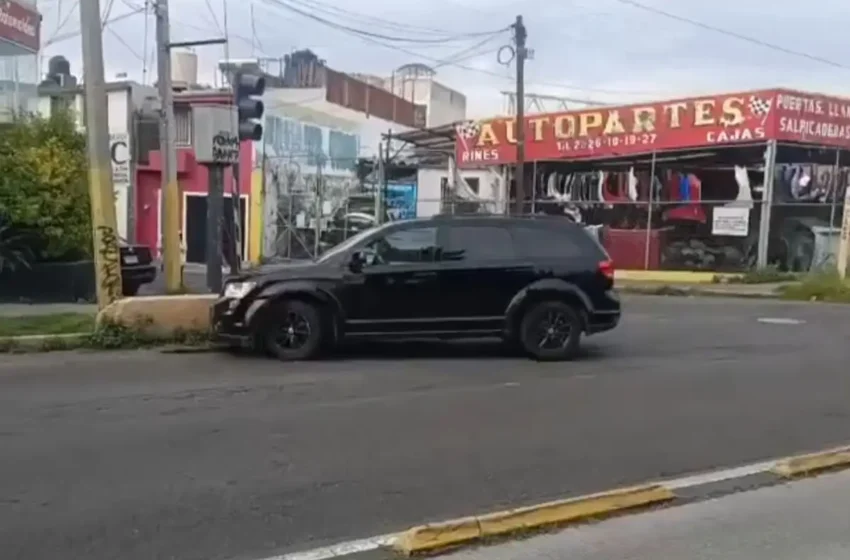  Borracho choca contramuro de contención en la Diagonal Defensores de la República